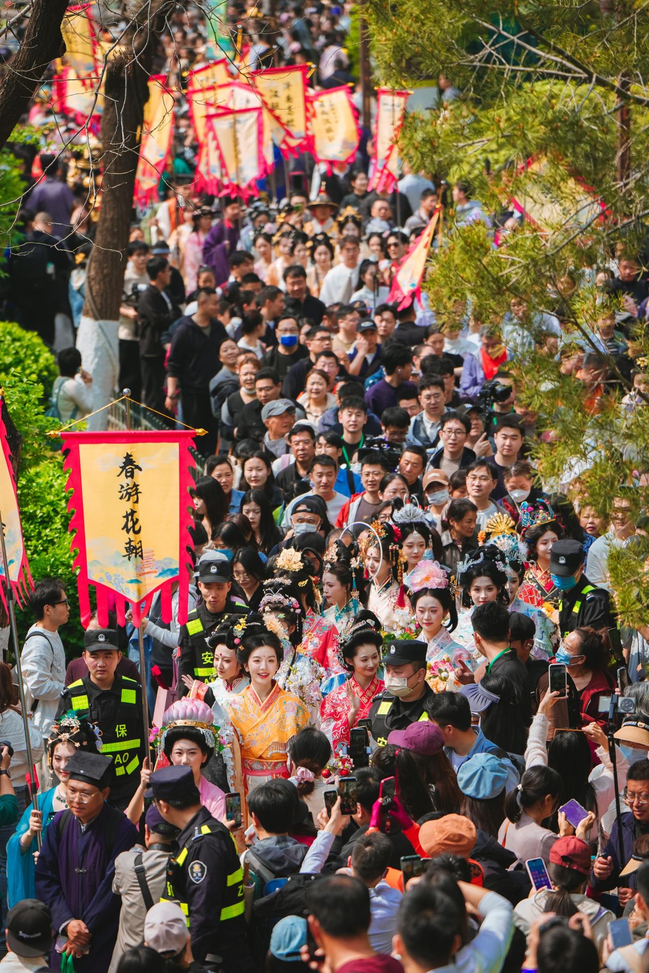 “十二花神”巡游吸引市民游客观赏。黄中明摄