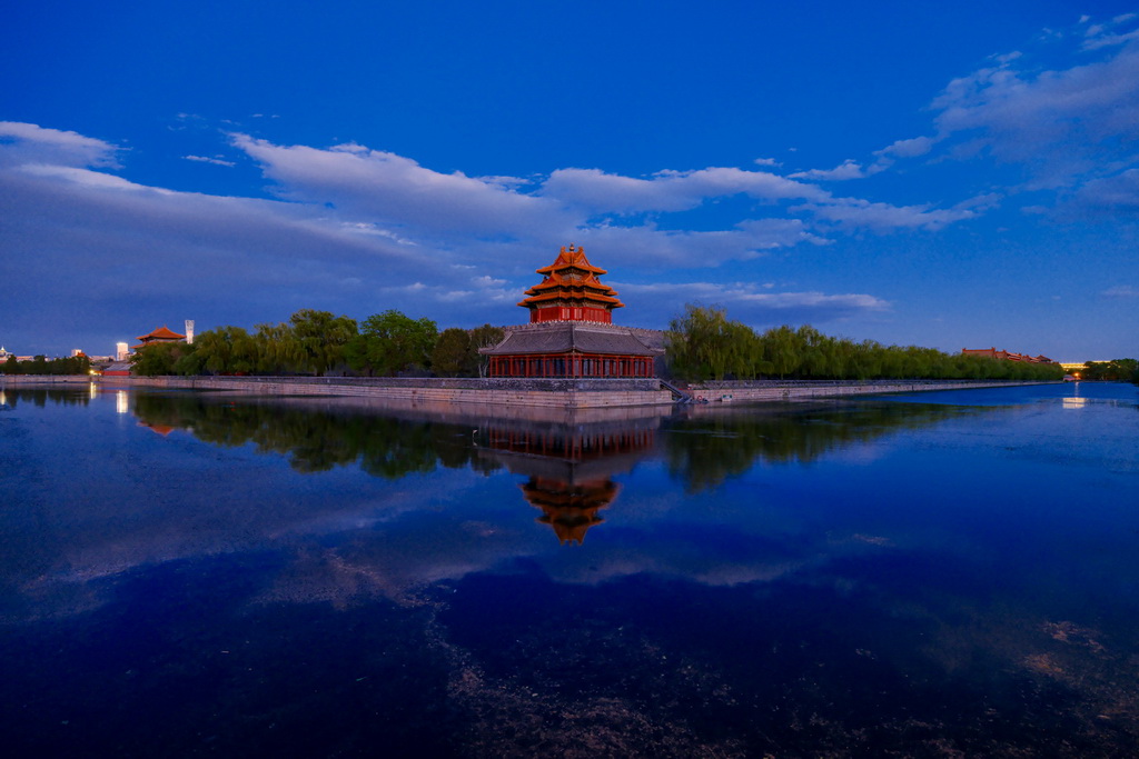 这是4月27日拍摄的傍晚时分的故宫角楼。新华社记者 陈晔华 摄