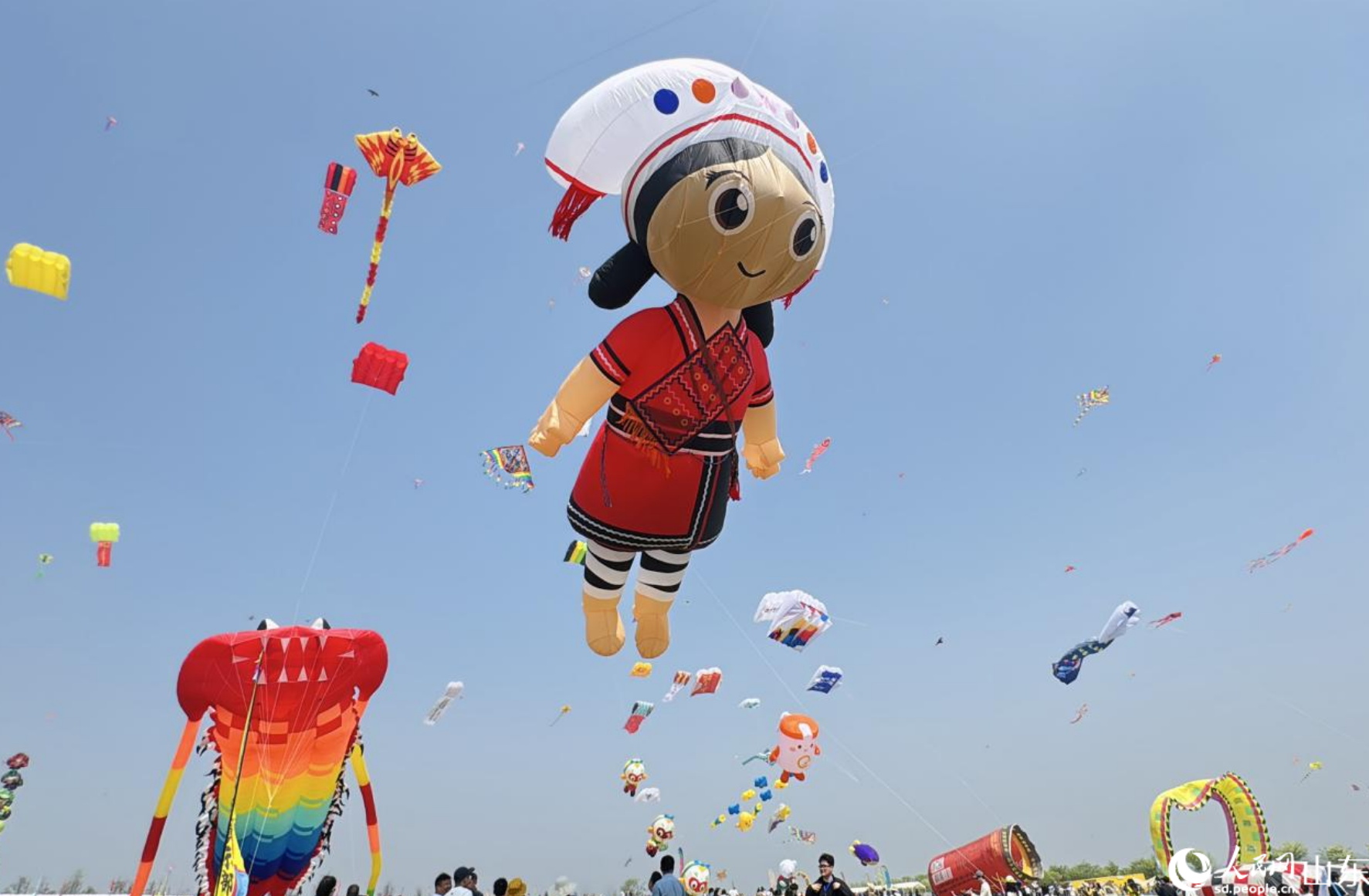 第43届潍坊国际风筝会暨2026潍坊风筝嘉年华在世界风筝公园拉开帷幕