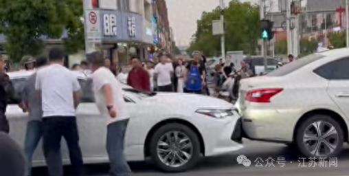 江苏一司机路口突然昏厥后紧踩油门